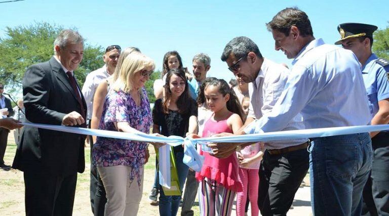 El momento de la inauguración de las viviendas (Vía Santa Rosa)