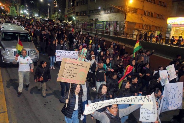 Centenares de personas, jóvenes en su mayoría, se movilizan este domingo en La Paz (Bolivia) para alzar la voz contra los incendios que han arrasado un millón de hectáreas de bosques y pastizales en la zona de la Chiquitania, en el este del país. EFE/ Gina Baldivieso