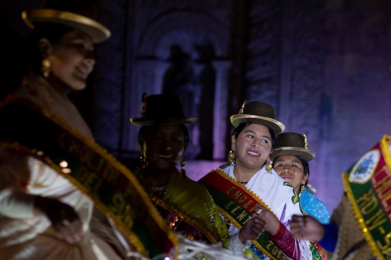 Las jóvenes muestran sus finos trajes en la pasarela del "Cholita Paceña 2019", concurso en el que deben demostrar además su dominio del estilo de vida y el lenguaje indígena. (AP Photo/Juan Karita)