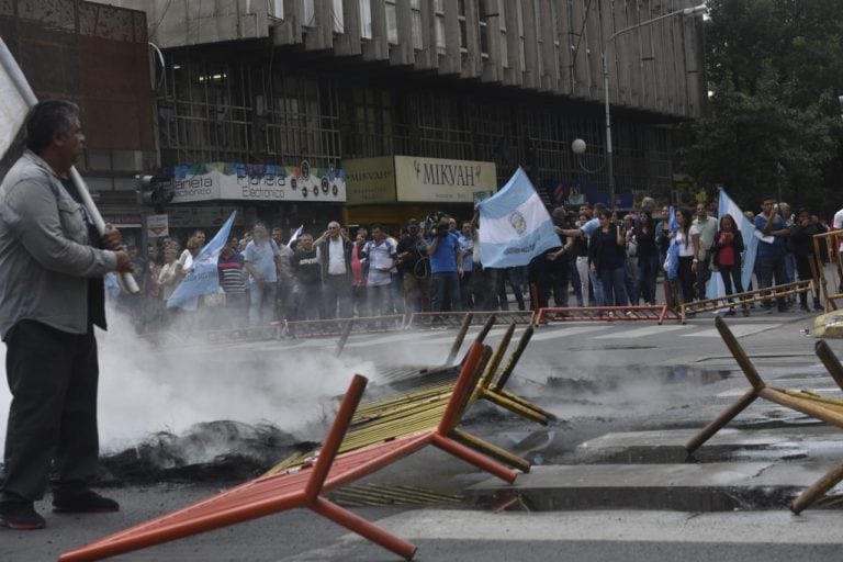 La protesta de Luz y Fuerza de este lunes con ataques a huevazos a Cadena 3 y rotura de vallas en la Lotería.