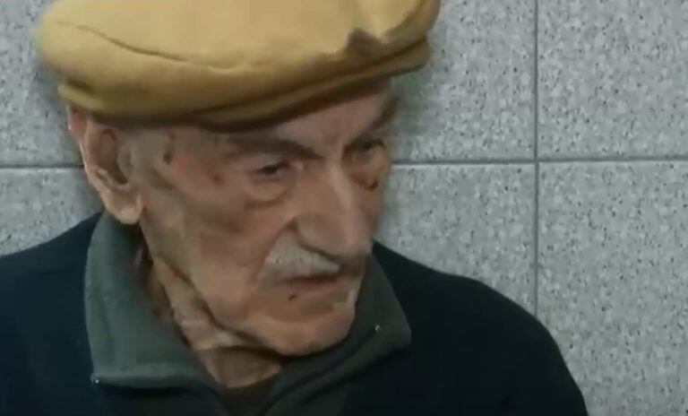 Los ancianos fueron abandonados por su hijo en un bar de 27 de Febrero y Corrientes. (Captura de pantalla)