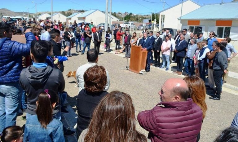 El Gobernador de Chubut Mariano Arcioni  entregando viviendas y haciendo grandes anuncios.