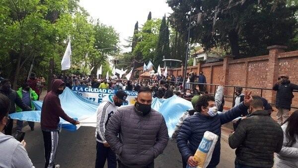 Agrupaciones políticas se reunieron frente a la residencia de Olivos en apoyo a Alberto Fernández