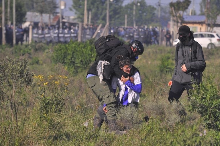 Balas de goma, corridas y detenidos durante el tenso desalojo de las tierras tomadas en la localidad bonaerense de Guernica. (Clarín)