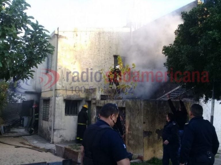 Un voraz incendio dejó como saldo una víctima fatal. (Foto: Radio Sudamericana)