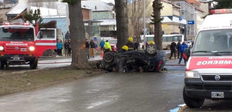 Auto volcado (Foto: Bariloche2000).