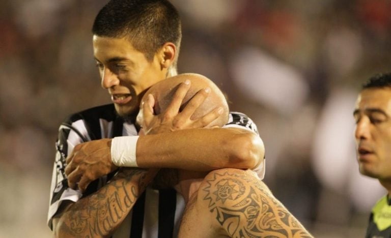 El goleador de Gimnasia, Palacios Alvarenga, abraza a Llama en el festejo del gol.