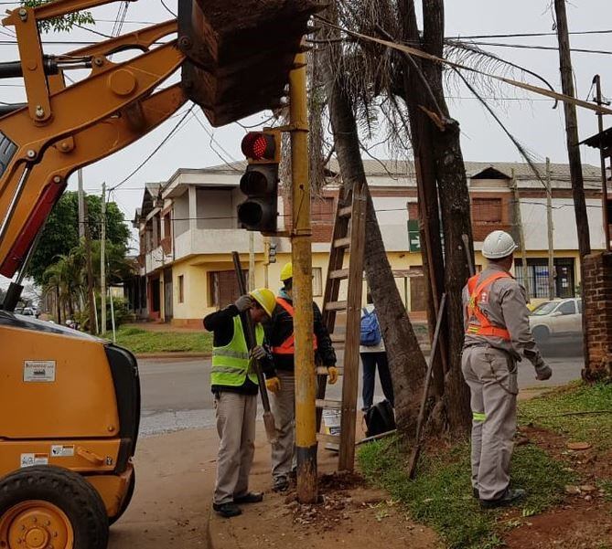 Tareas de mantenimiento en semáforos de Posadas. (Foto: @ObrasPublicasOk)