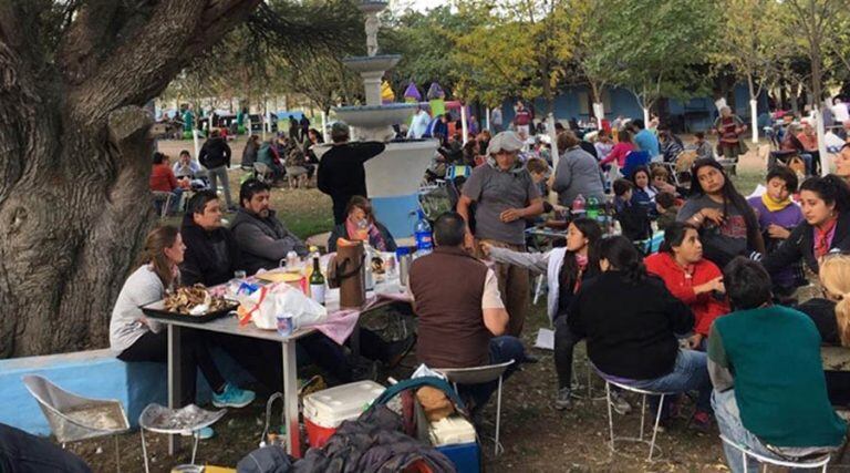 Centenares de comensales reunidos al aire libre (Facebook Altolaguirre)