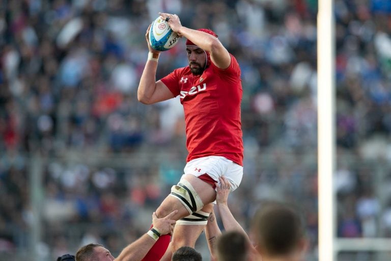 Cory Hill from Wales places the ball during the International Test Match between Argentina and Wales at the San Juan del Bicentenario Stadium, on Saturday, June 9, 2018 in San Juan, Argentina. / AFP PHOTO / Juan José Gasparini san juan  test match partido internacional rugby rugbiers partido seleccion argentina los pumas gales