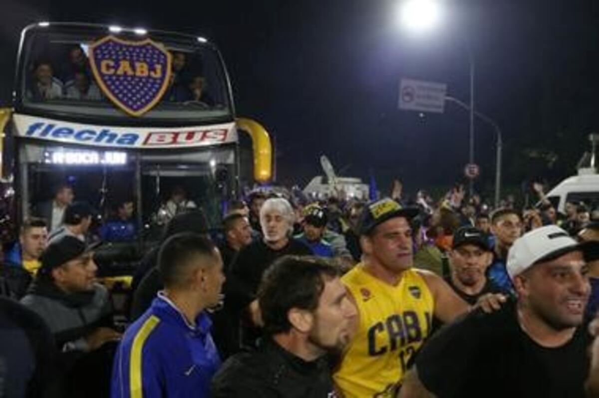 Superfinal: Rafa Di Zeo escoltó al micro de Boca y Maxi Mazzaro viajó a Madrid