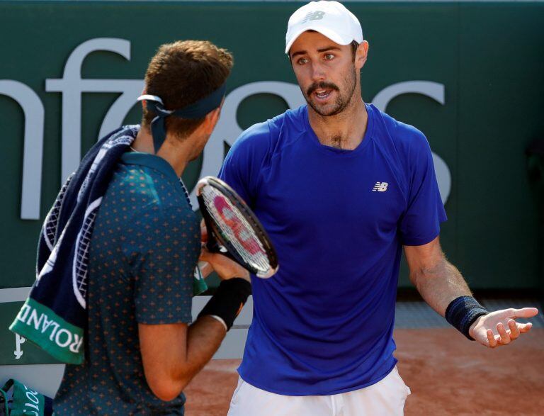 El australiano Jordan Thompson le reclama una jugada a Juan Martin del Potro ( Foto: AP Photo/Pavel Golovkin)