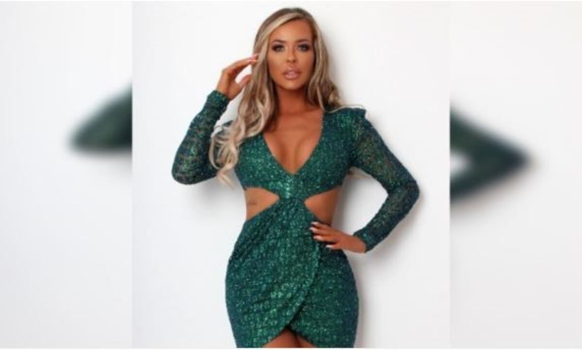 Compró un vestido por internet pero tenía un pequeño detalle: ¡se le escapaba todo!
