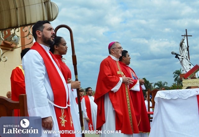 El obispo Martínez, el párroco de Apóstoles Julio Centurión en la misa concelebrada de la fiesta patronal de San Pedro y San Pablo. (La Región)