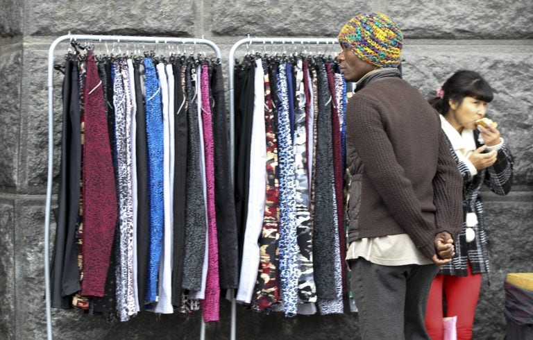 BAS03\u002E BUENOS AIRES (ARGENTINA), 29/04/2015\u002E- Un hombre observa ropa ofrecida por vendedores ambulantes hoy, miércoles 29 de abril de 2015, por las calles del barrio popular de Flores, en Buenos Aires (Argentina)\u002E La muerte de dos niños en el incendio de una vivienda utilizada como taller textil clandestino ha sacudido a la opinión pública argentina y ha destapado la existencia de cientos de denuncias sin investigar y mafias que controlan este negocio ligado a la venta ilegal\u002E Los niños, de 7 y 10 años, murieron el lunes en un incendio que se declaró en su vivienda en Flores, donde en los últimos años han proliferado este tipo de talleres clandestinos\u002E EFE/David Fernández buenos aires  vendedores ambulantes callejeros en flores venta ilegal de ropa en flores