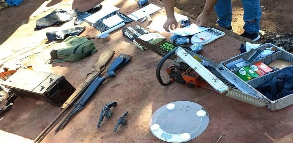 Tras un allanamiento, detienen a dos individuos y secuestran armas de fuego.