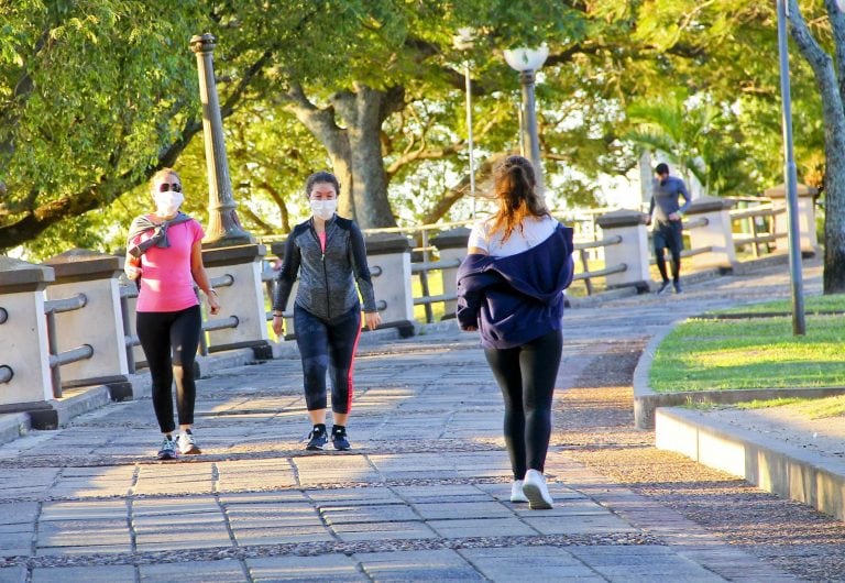 Caminatas en la costanera se encuentran habilitadas.