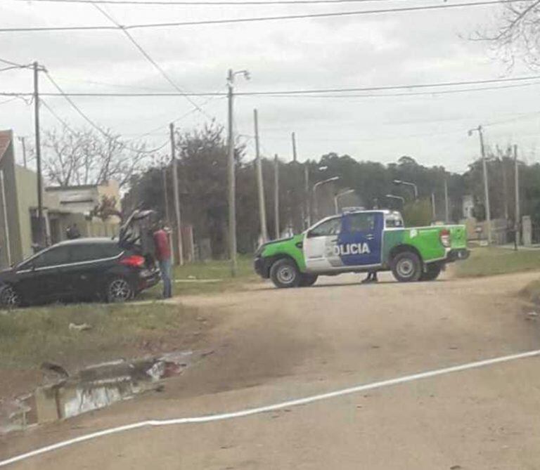 La policía trabajó en la casa donde le dispararon al joven en Tapalqué.