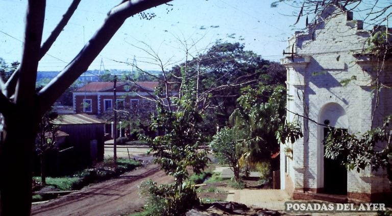 La antigua estación del Ferrocarril Urquiza, al fondo, y una calle como se veía antes de la construcción de la Costanera. (Posadas del Ayer)