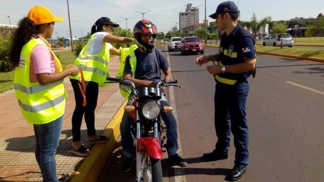 Autoridades encarnacenas exigen llevar chaleco refractario