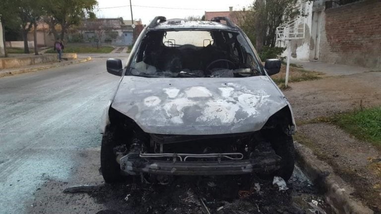 Un auto se prendió fuego en la calle