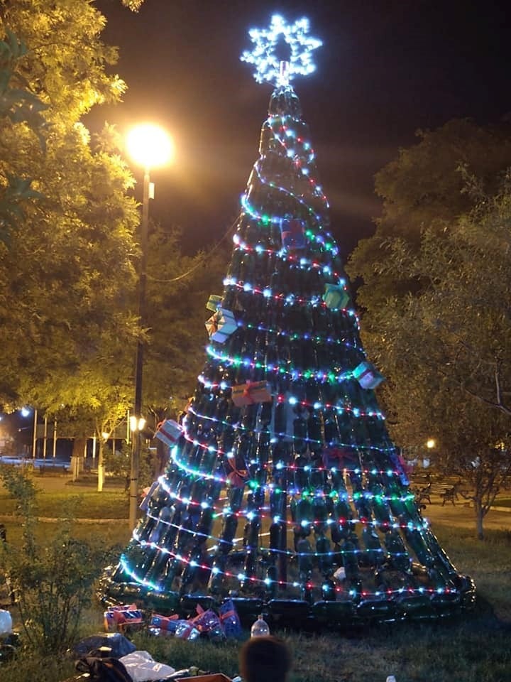 Arbolito realizado con materiales reciclables en Apolinorio Saravia (Facebook Escuela de Educación Técnica N3168)