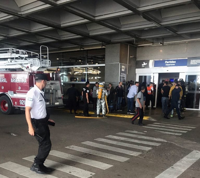 Evacuaron Aeroparque por un paquete sospechoso.