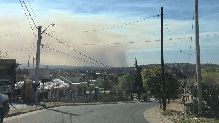 Incendio forestal Characato - Imagen tomada desde el barrio Becciu, Carlos Paz - Foto: VíaCarlosPaz