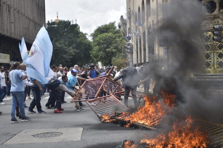 La protesta de Luz y Fuerza de este lunes con ataques a huevazos a Cadena 3 y rotura de vallas en la Lotería.