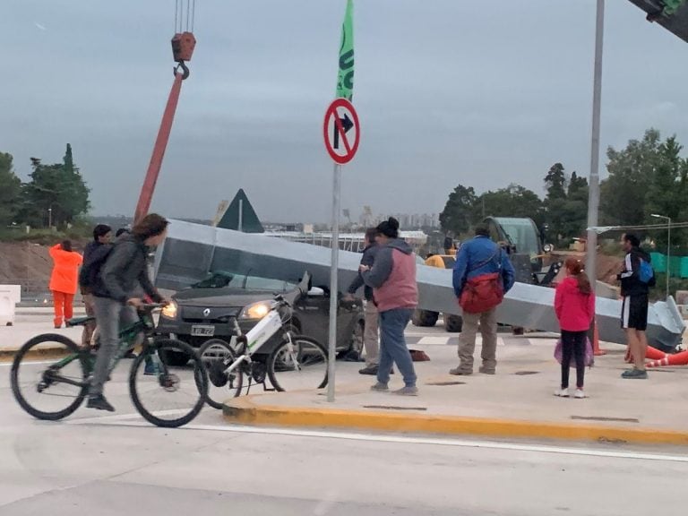 Una pesada estructura cayó sobre un auto en el Nudo Vial del Cerro. (@marianodd1)