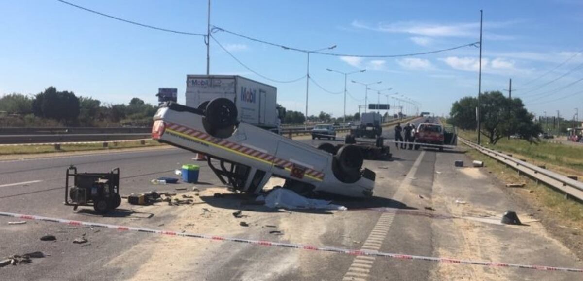 Murió un joven de 22 años al volcar su camioneta en Circunvalación