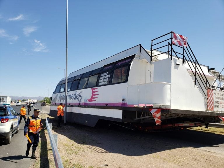 El gigantesco catamarán ingresó a Córdoba a través de la Circunvalación. (Ramiro Pereyra/La Voz)