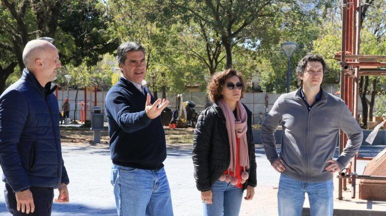 Capitanich y sus funcionarios inspeccionan los últimos detalles de la remodelada plaza Belgrano.