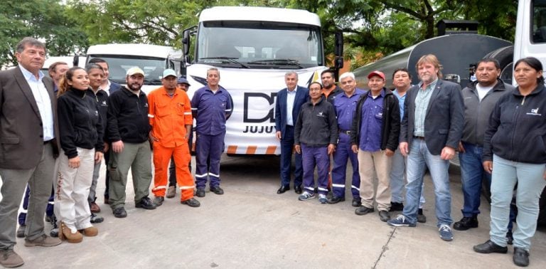 El Gobernador y funcionarios, junto a operarios de la DPV en la presentación de los nuevos equipos.