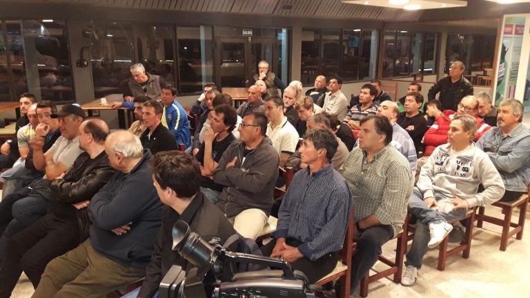 asociados escuchando las palabras de Ricardo Caruso Lombardi y Omar Labruna.