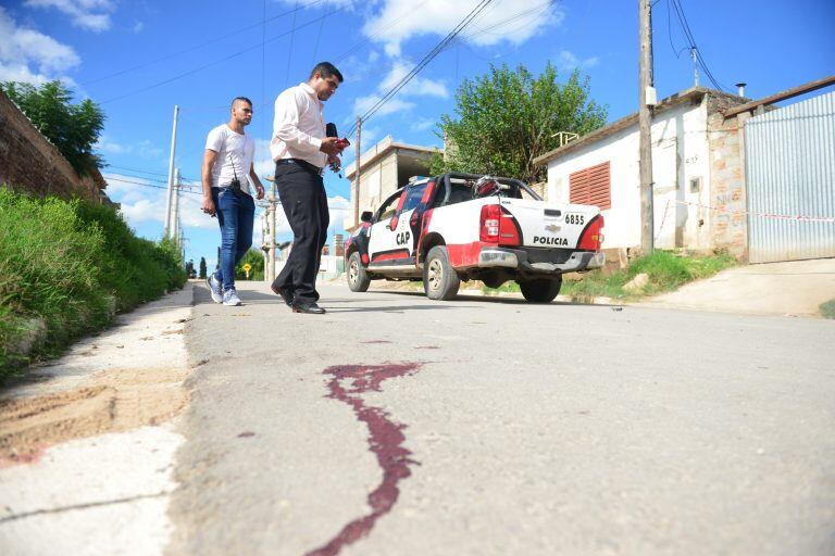 El joven apareció con un disparo en la nuca en la vía pública.