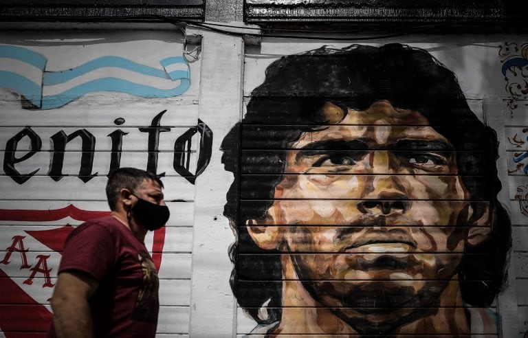 Un hombre camina frente a un mural de Diego Maradona, en el Barrio de la Paternal de la ciudad de Buenos Aires (EFE/Juan Ignacio Roncoroni)