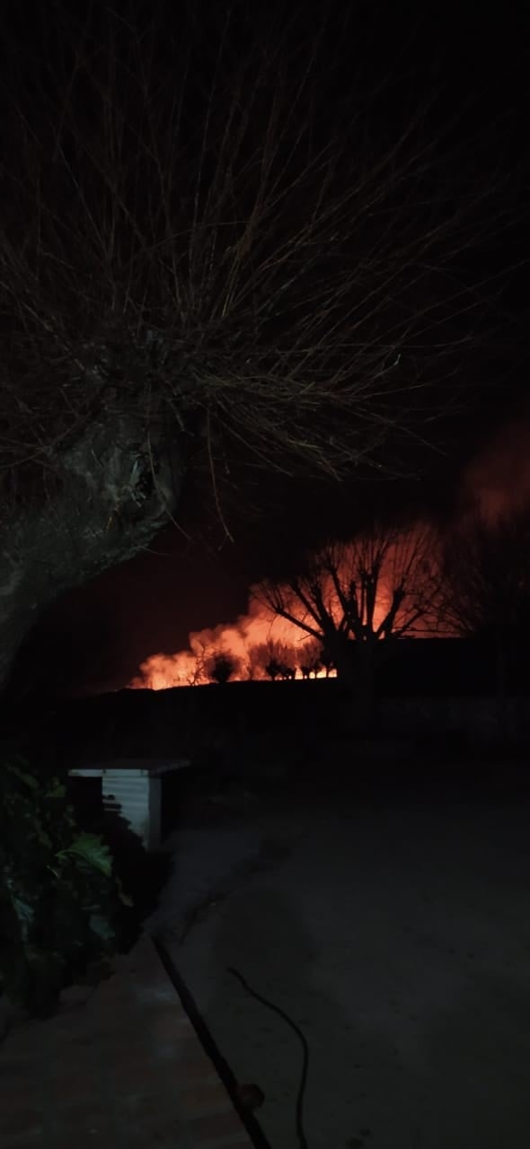 Incendio al pie de Los Gigantes en Tanti. (Foto: Facebook / Bomberos Voluntarios Tanti).