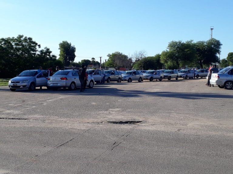 Remises identificados con un cartel del "SÍ" esperan ciudadanos en el Galpón de la Vieja Estación