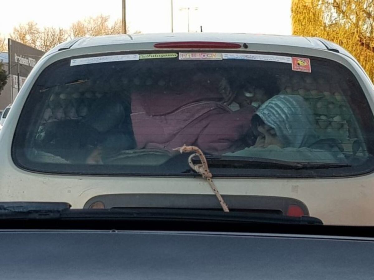 Un peligro: manejaba con tres chicos en un baúl al que cerró con una soga