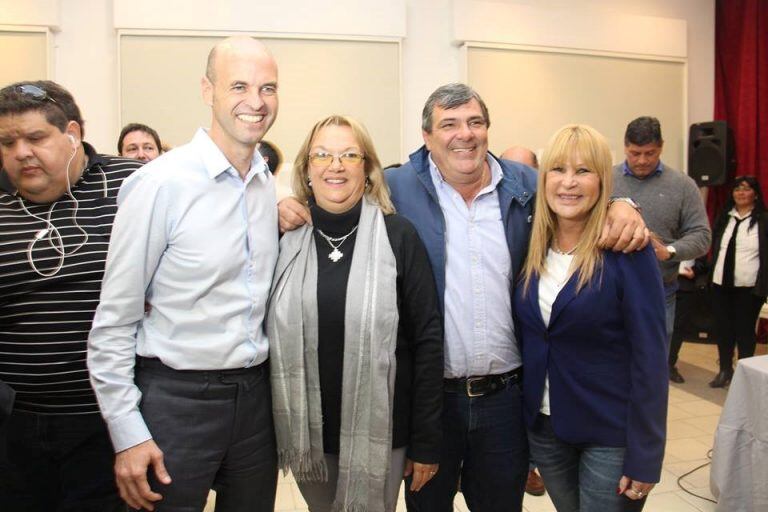 Guillermo Dietrich, Alicia Azula, Carim Peche y Aida Ayala, abrazados. Otras épocas.