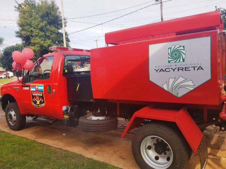 La EBY entregó un camión a BBVV de Candelaria