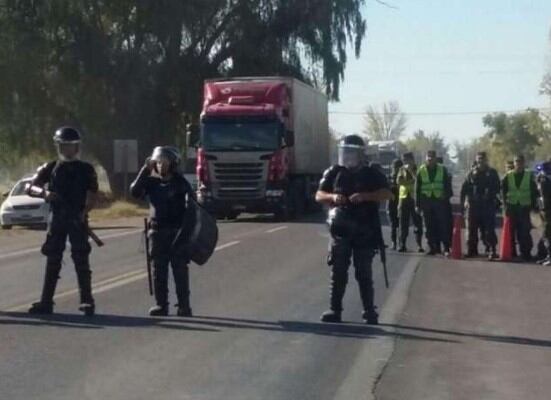 Gendarmería nacional se apostó en la ruta 40 en San Carlos.