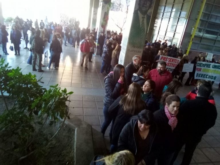 Personal no docente de la UNSL reclamó su derecho para volver a sus puestos de trabajo. Foto: Fabiola Aranda.