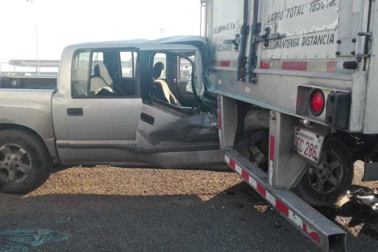 Camioneta S10 choca a un camión que estaba en la banquina de ruta 34