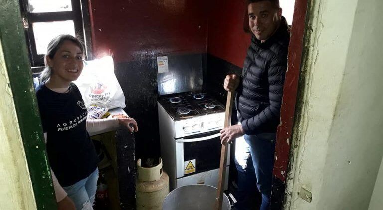 Mónica Gómez y Daniel Diaz el matrimonio de policías que alimenta a 250 chicos de Pozo Azul.