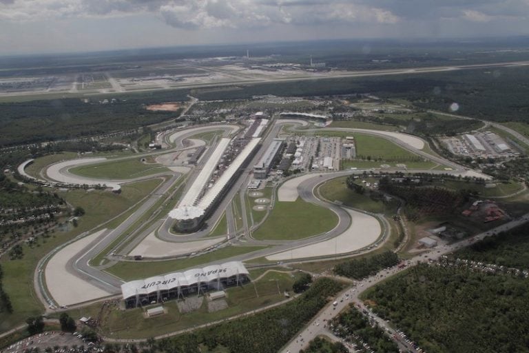 El autódromo de Sepang, en Malasia. Bebu, como los demás pilotos, hizo muchas horas de simulador para este gran compromiso. El giro mide 5,543 km., con dos largas rectas que ayudan a que haya sobrepasos; además, se destaca una variedad de curvas de media y alta velocidad.