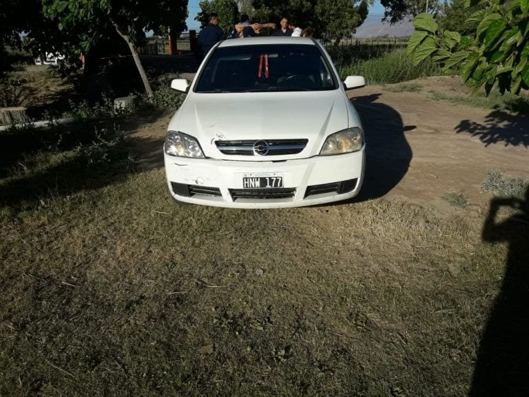 El auto de los sospechosos también fue secuestrado por la Fuerza.