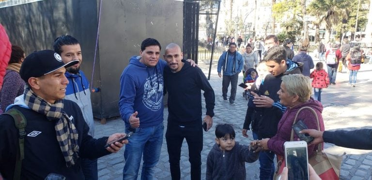 El Cholo Guiñazú fue a la sede de Talleres para retirar su carnet de socios y recibió el afecto de la gente.