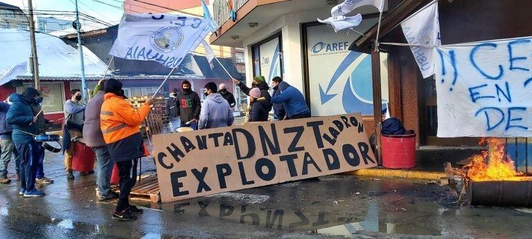 La protesta del CECU también se realizó en frente de las oficinas de AREF con la misma modalidad.